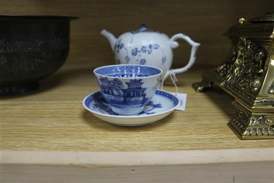An Onion patterned teapot and a Chinese export tea bowl